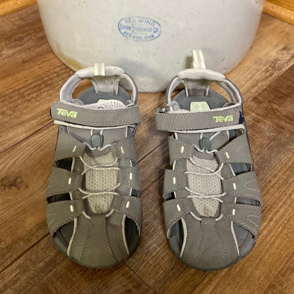 Teva 4173 tan gray and cream walking/hiking water  sandal shoe size 9